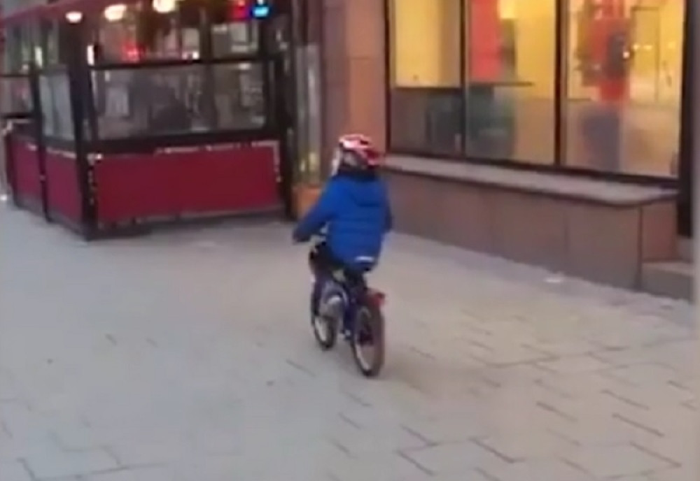 Mališan se zagledao u gole tete, a onda... (VIDEO)