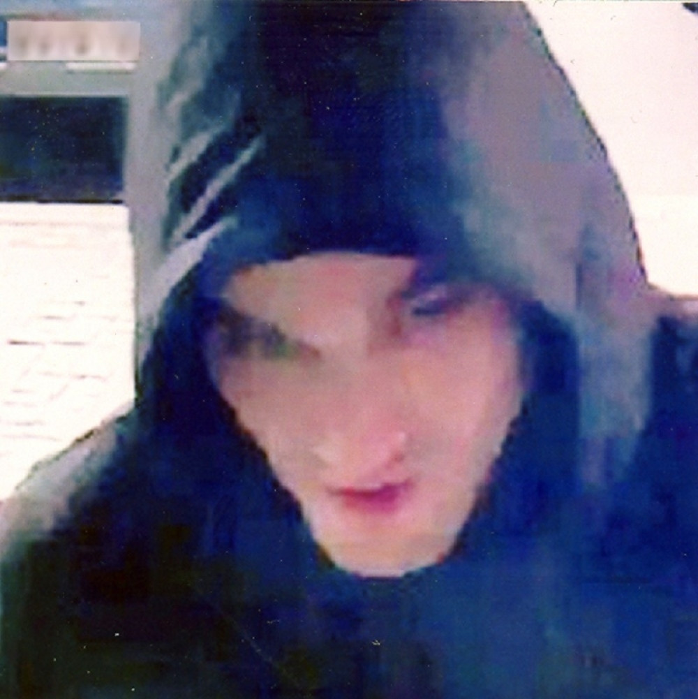 Ako vidite ovog čoveka ODMAH zovite policiju! (FOTO)