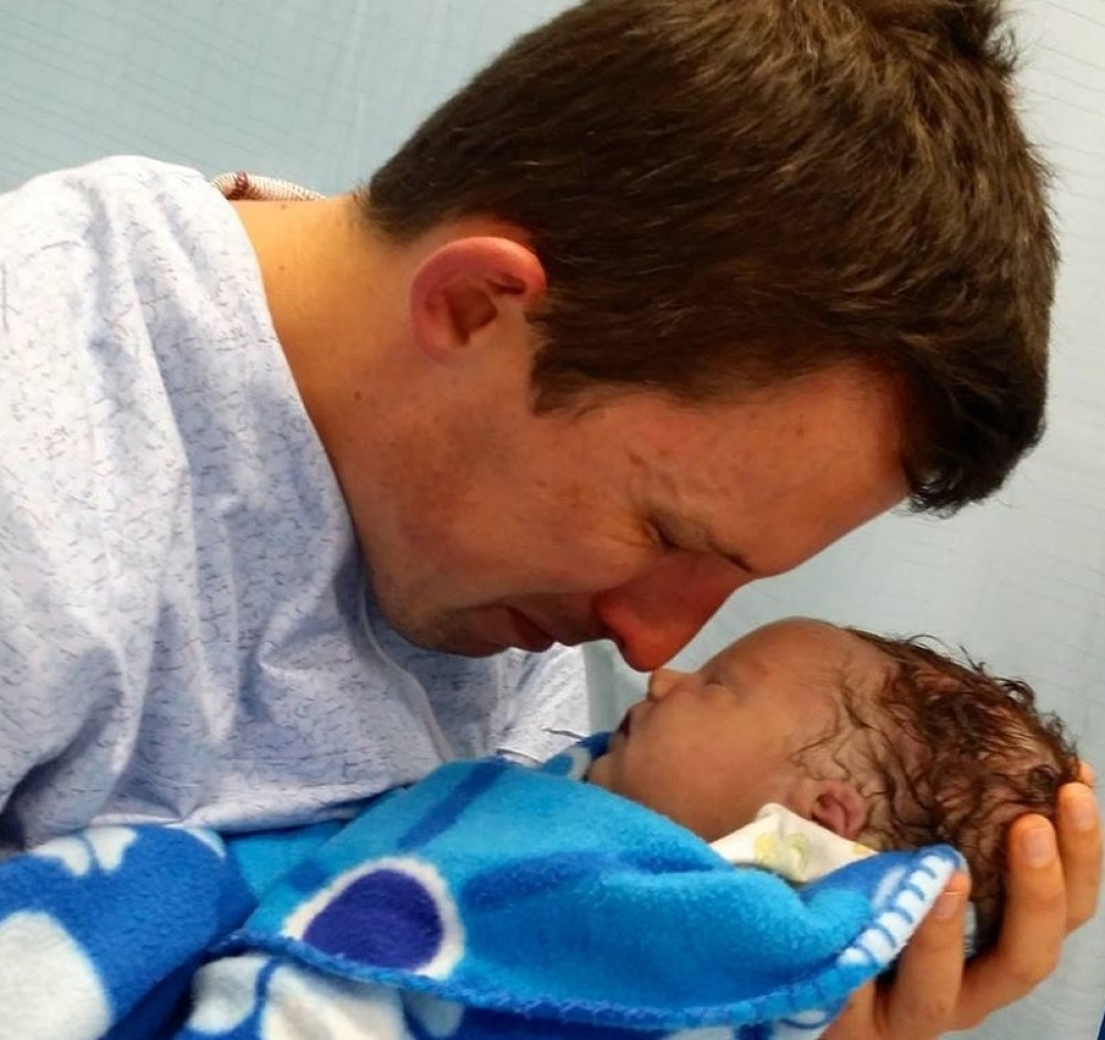 Tata sa tek rođenim sinom koji je preminuo rasplakao svet