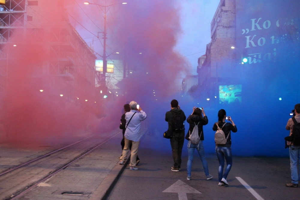 Ispred Vlade Srbije bačene dimne bombe! (VIDEO+FOTO)