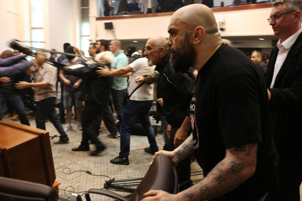 Ustaša tukao makedonske poslanike! (VIDEO)