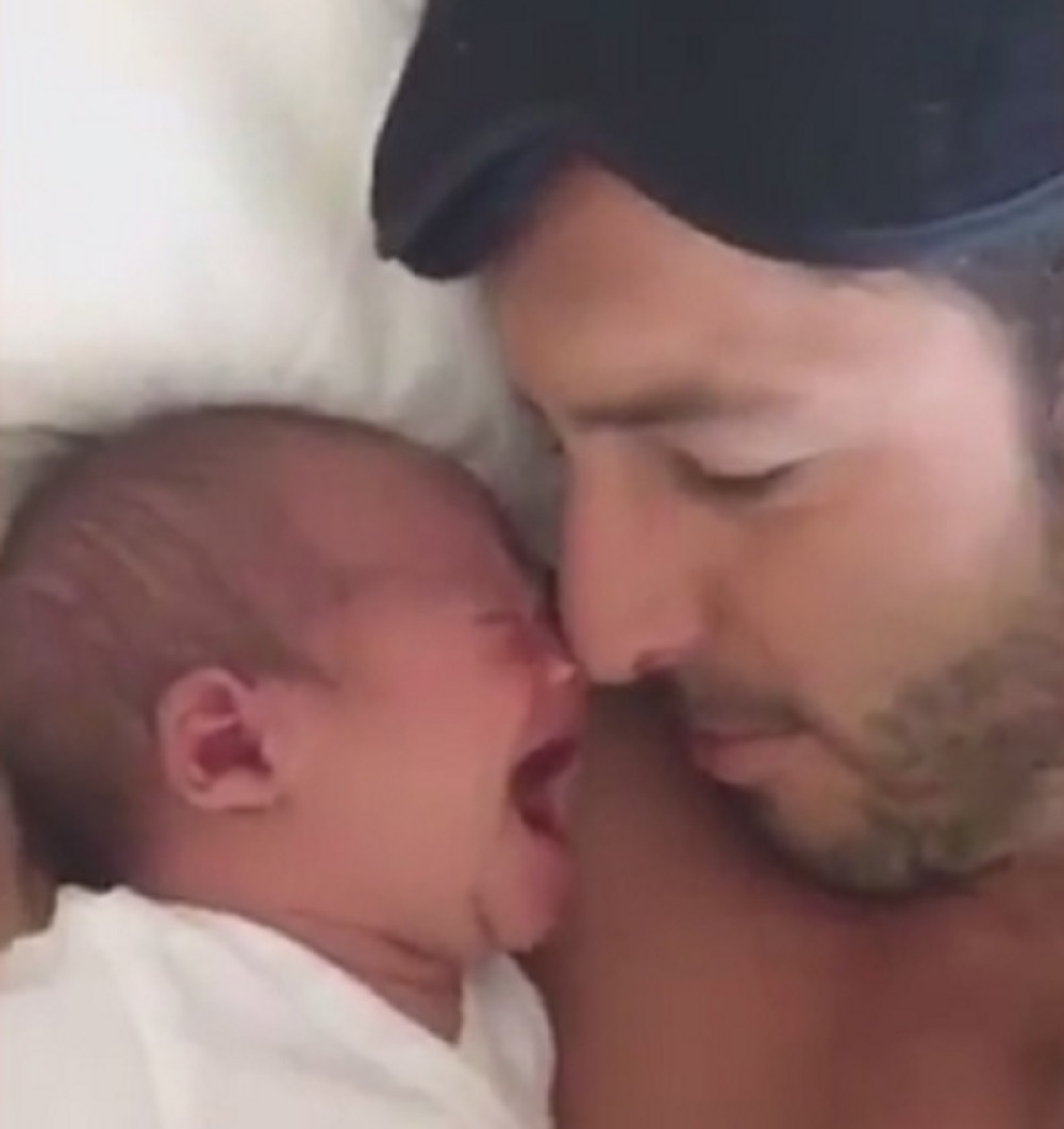 Otac u sekundi zaustavlja bebin plač (VIDEO)