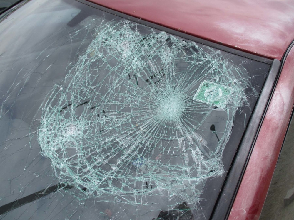 Dok su se migranti gušili u gepeku, krijumčar gazio policajce!