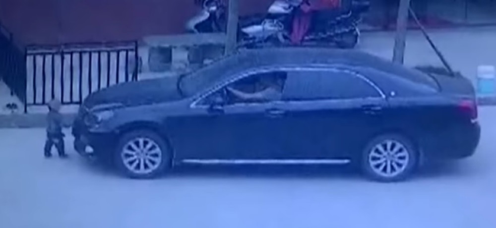 Pričao telefonom, pa pregazio dete (2)! (UZNEMIRUJUĆI VIDEO)