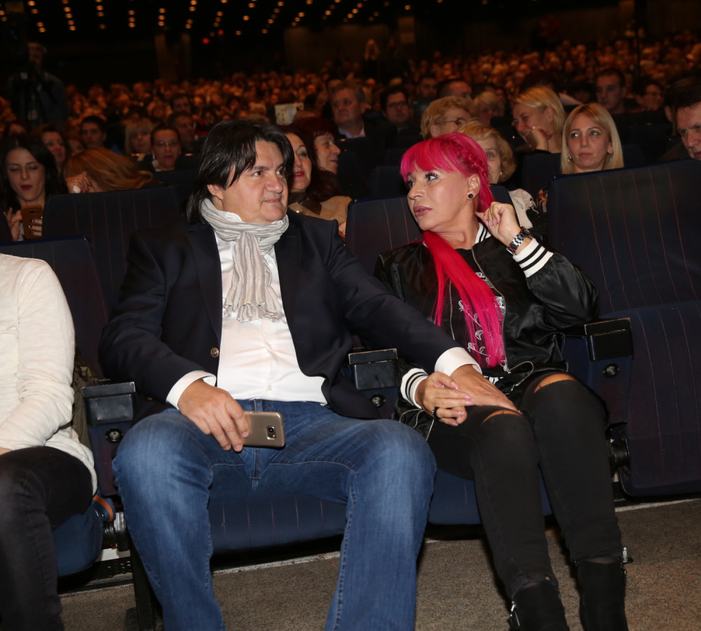 Maja je bajala da Kemiš sedne u crvenu stolicu!