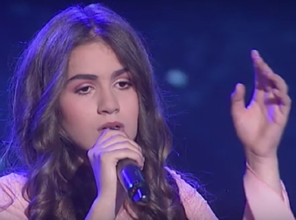 Devojčica imala smrtni slučaj, pevala slomljena! (VIDEO)