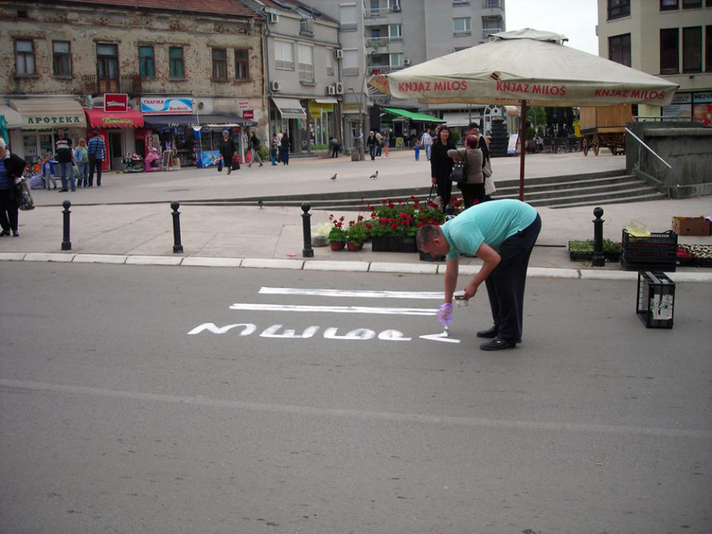 Dosadilo mu da čeka putare, pa sam iscrtao zebru