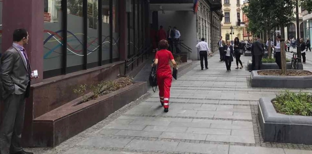 Hitna trčala po pacijenta jer kolima ne može da se priđe!