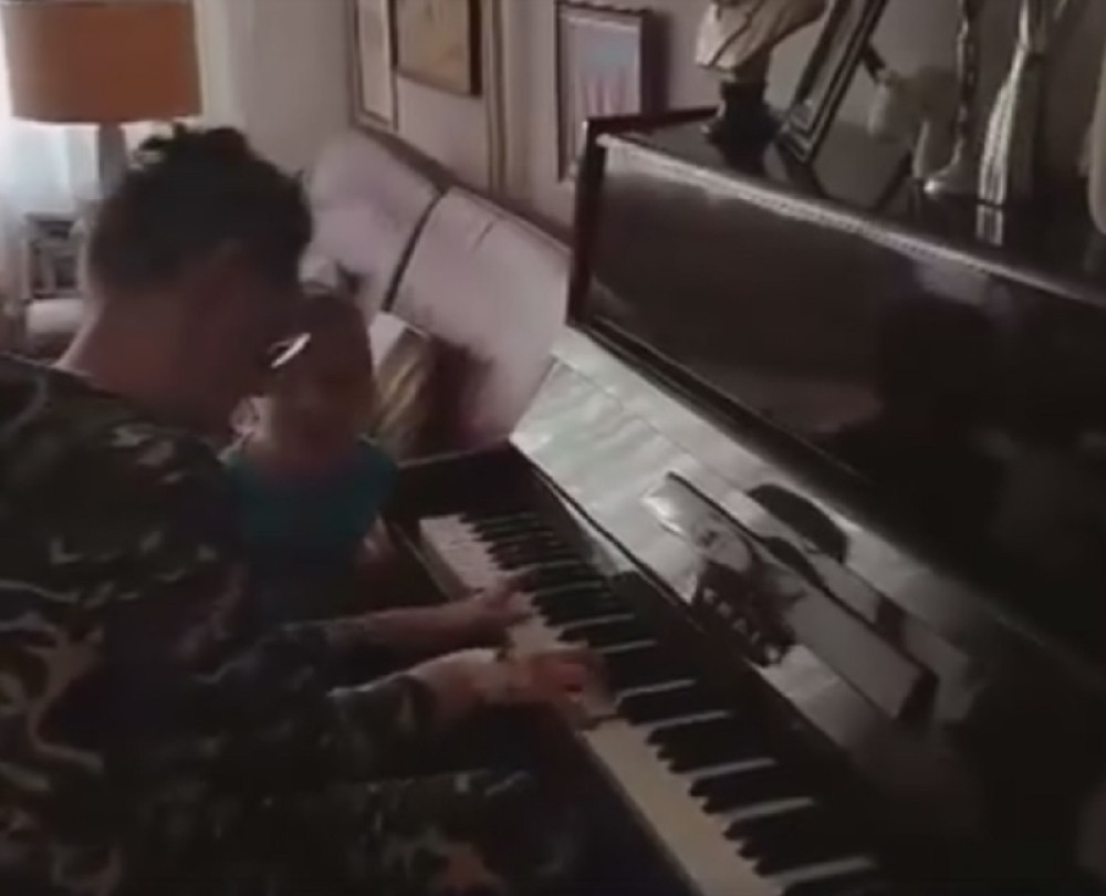 Dona Ares svirkom oduševila malog rođaka! (VIDEO)