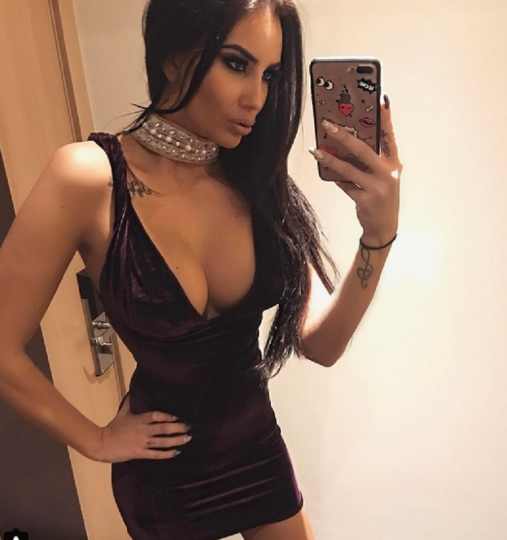 Kaća Grujić u zagrljaju nepoznatog muškarca!