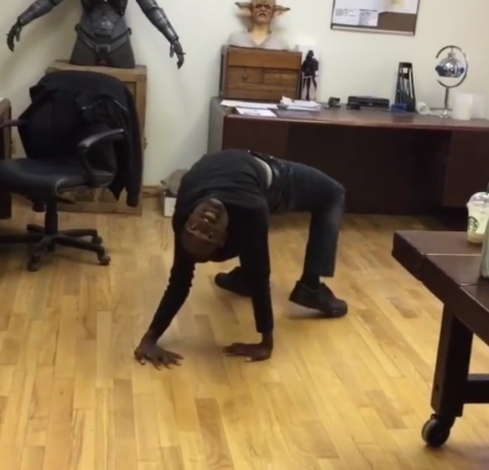 Nije realno šta ovaj čovek radi sa svojim telom (VIDEO)