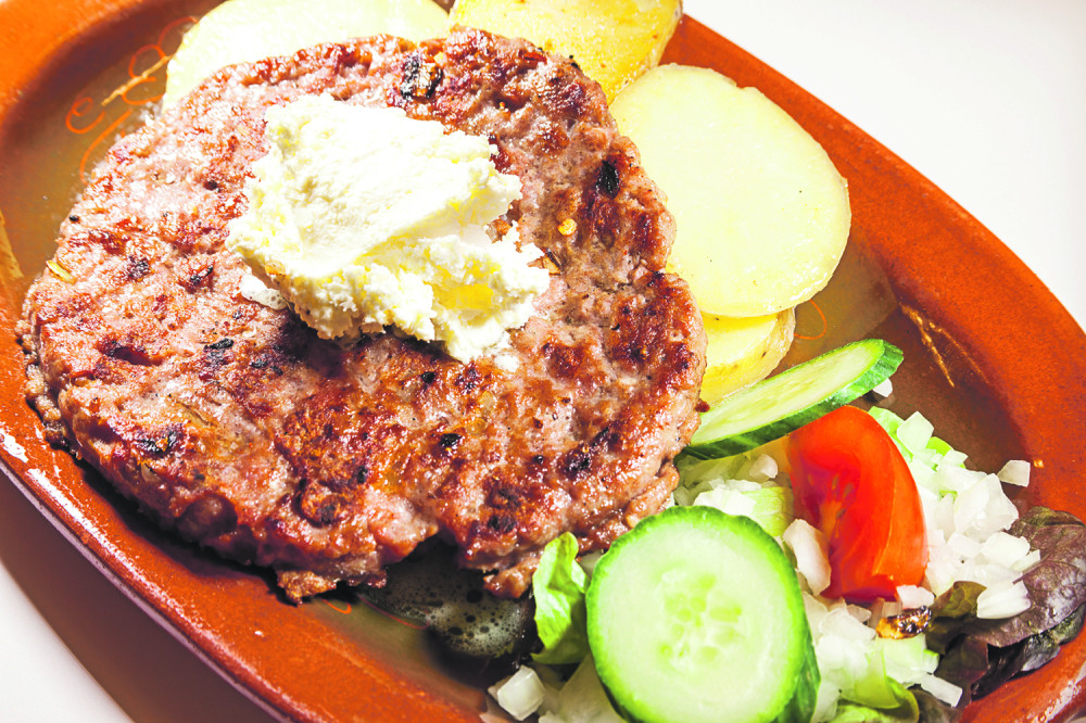 Ovoliko košta najskuplja pljeskavica u Srbiji (FOTO)