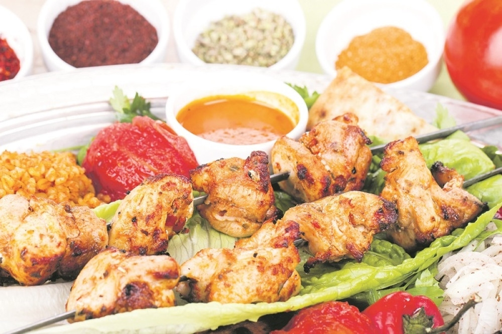 Pileći ražnjići sa sosom od kikirikija