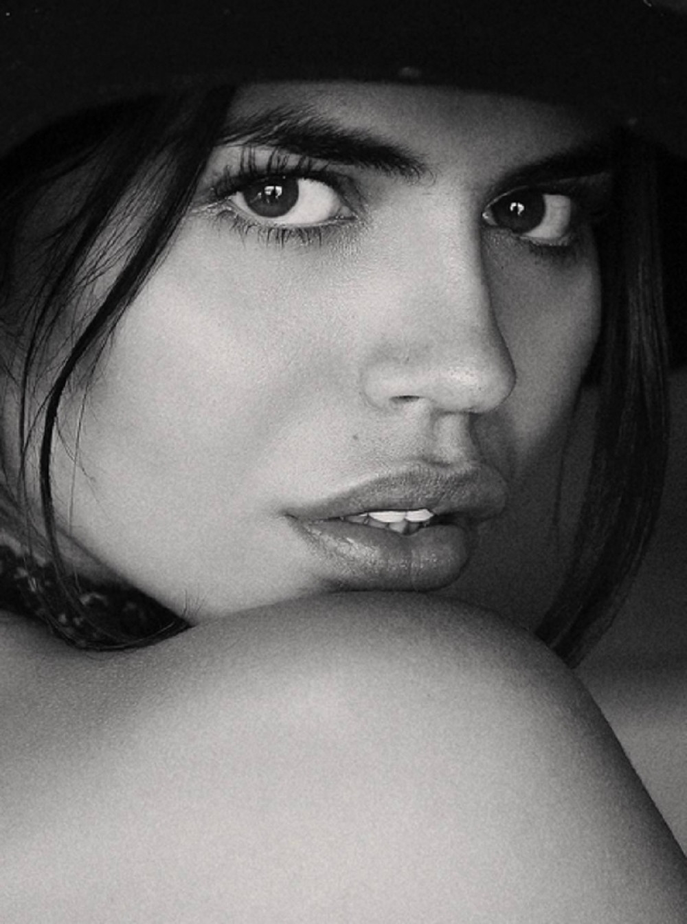 Našu poznatu manekenku vratili sa aerodroma "Nikola Tesla"