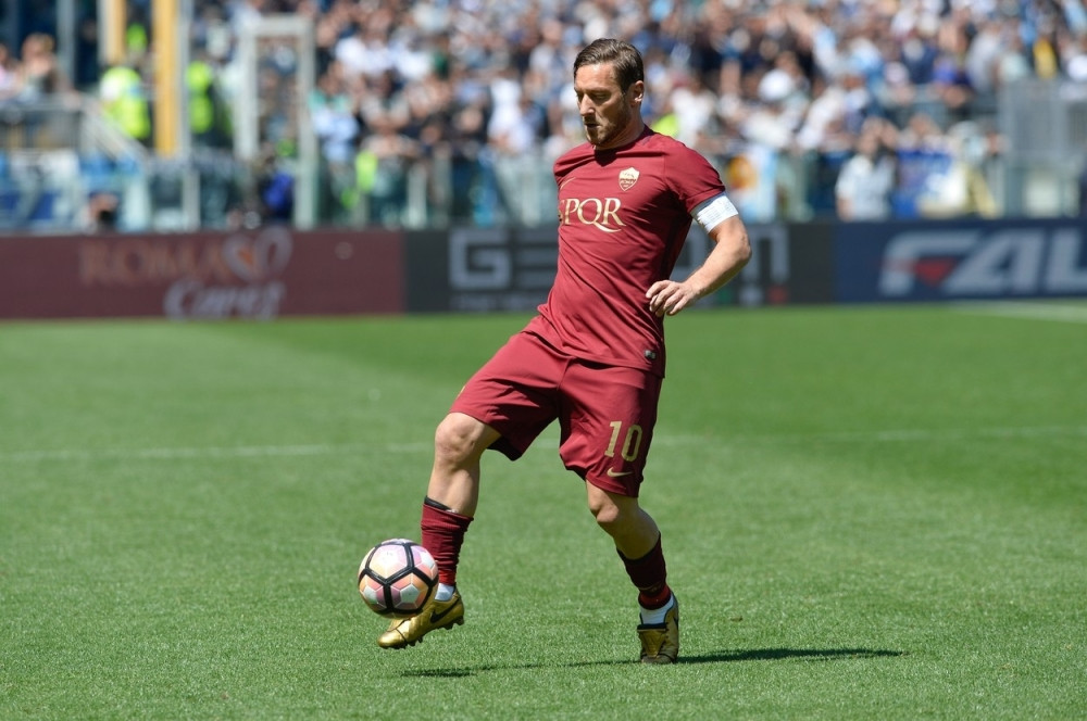 Bizaran gol legendarnog Frančeska Totija iz slobodnjaka! Kako je ovo pogodio?! (VIDEO)