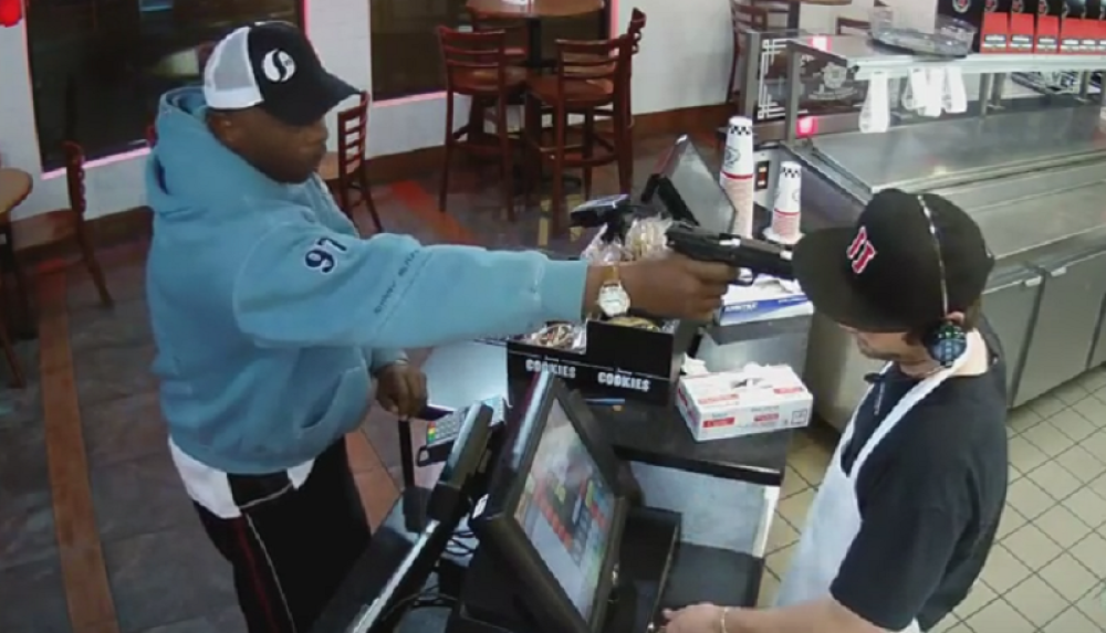 Neverovatna reakcija na pištolj uperen u glavu! (VIDEO)