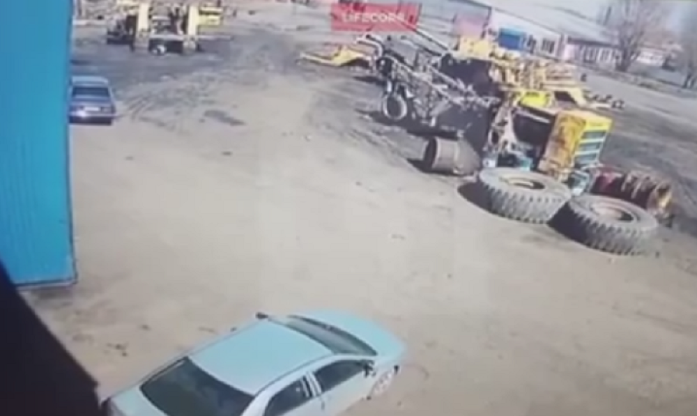 Guma pala na tojotu, auto više ne postoji! (VIDEO)