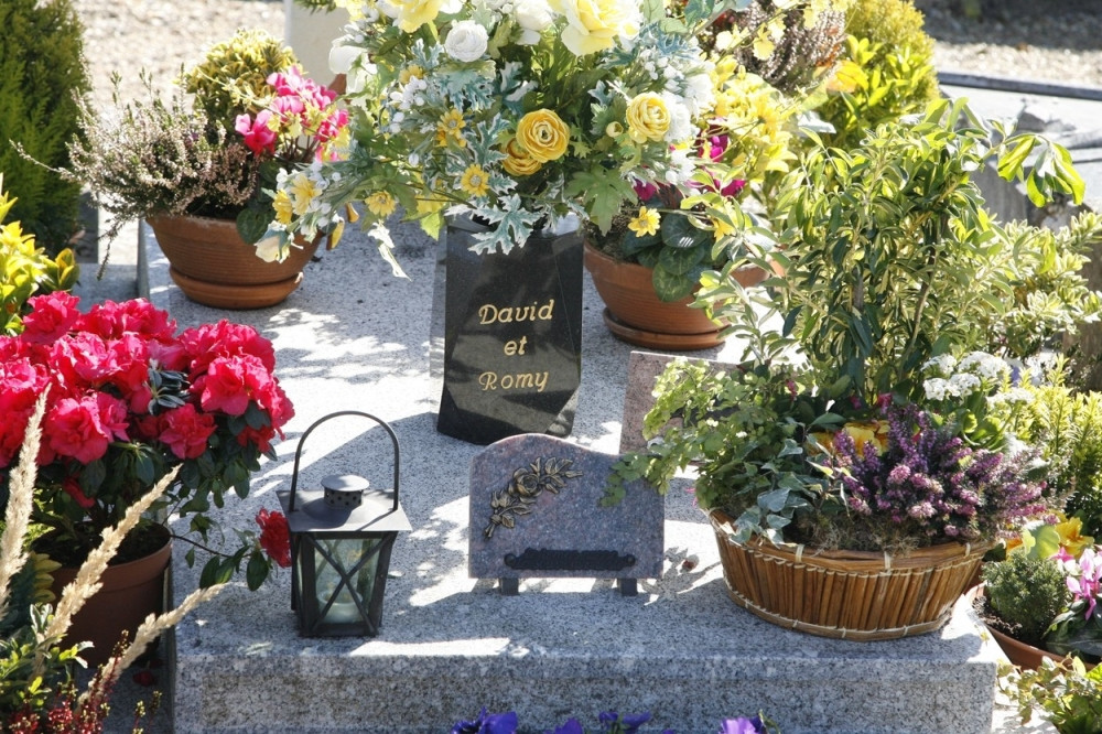 Oskrnavljen grob legendarne glumice!