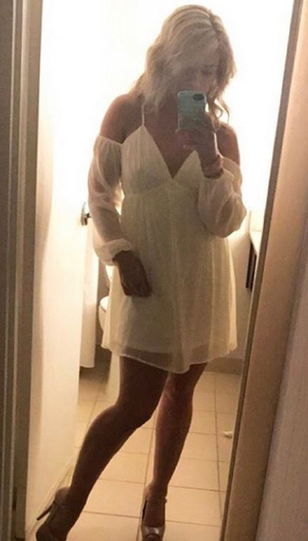 Pogodite čime se bavi ova lepotica! (FOTO + VIDEO)