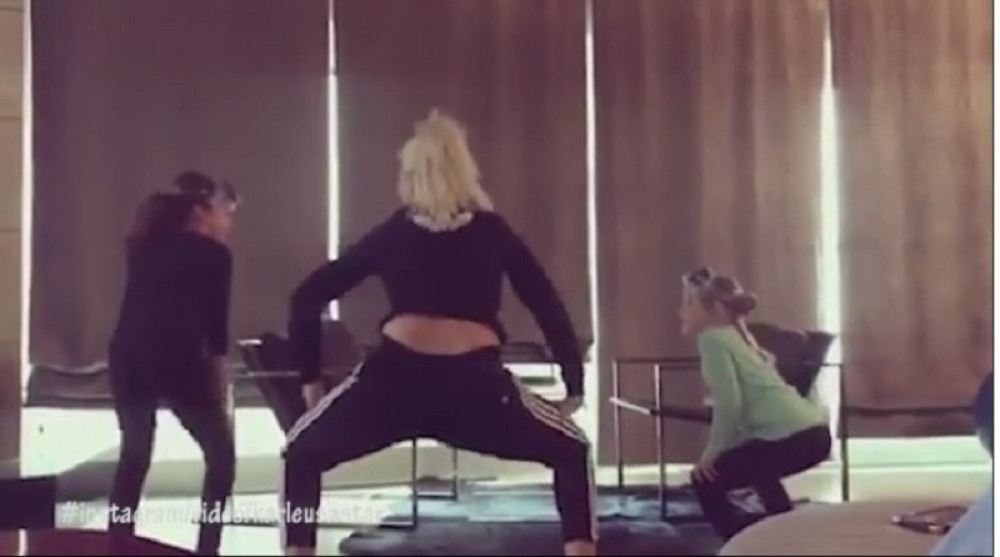 Evo čemu Karleuša uči decu! (VIDEO)