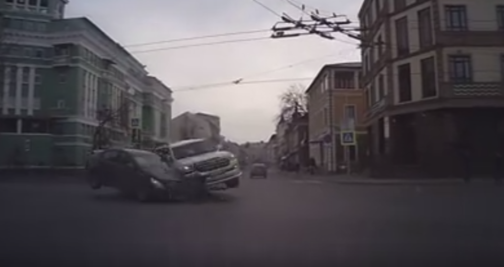 Nije video crveno, pa se zakucao u džip! (VIDEO)