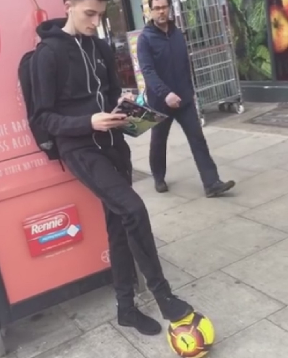 Zapanjiće vas loptaško umeće ovog mladića (VIDEO)