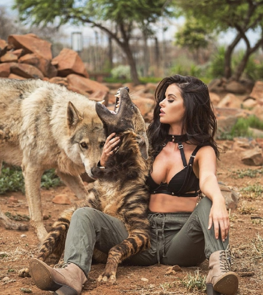 Zečica pozirala gola na vrhu planine uvredivši ceo narod (FOTO +18)