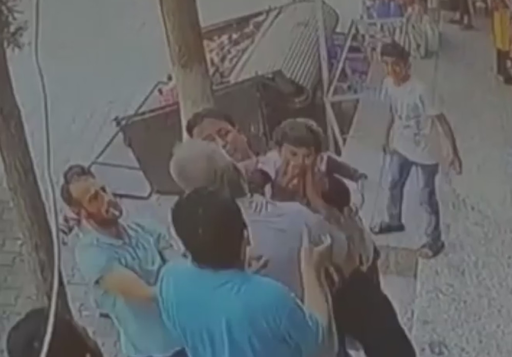 Dete palo sa balkona, prolaznici ga uhvatili (DRAMATIČAN VIDEO)