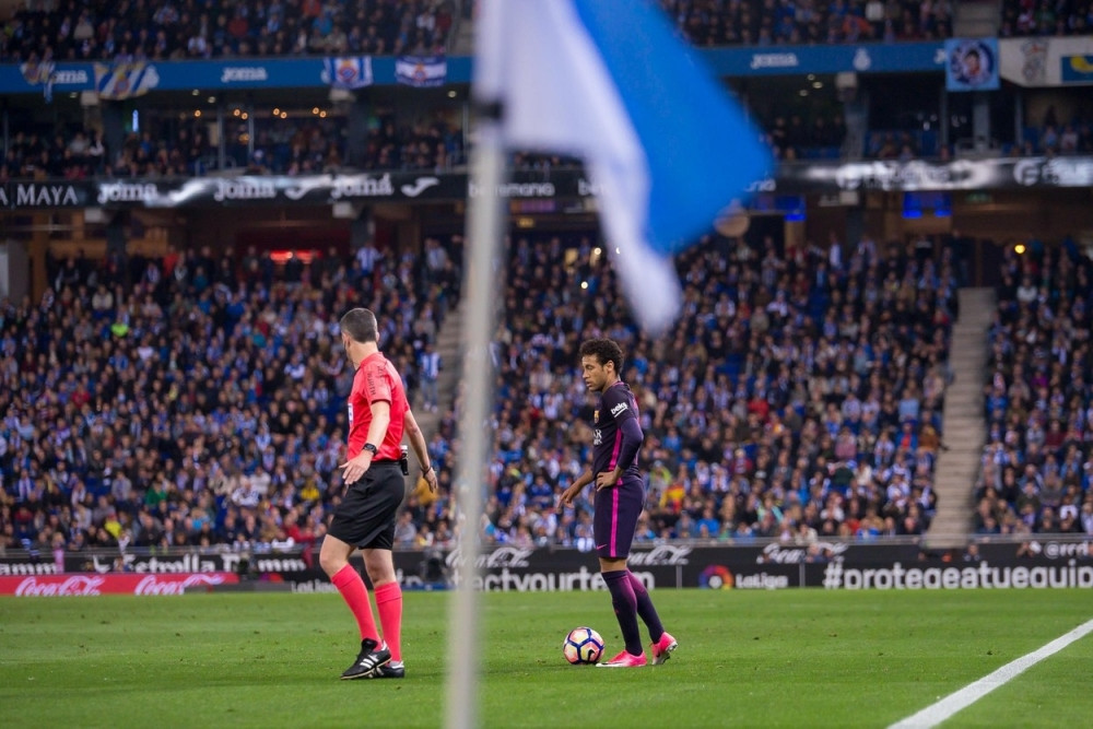 Pucao iz pištolja na derbiju Barsa - Espanjol!