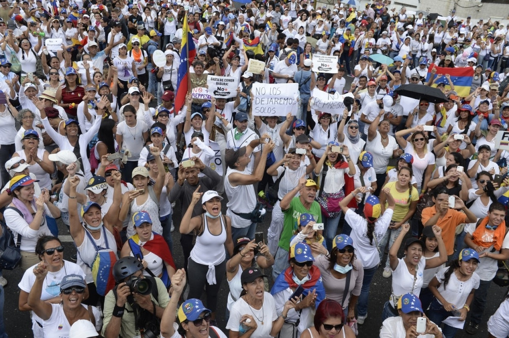 Marš hiljada žena u belom (FOTO GALERIJA)
