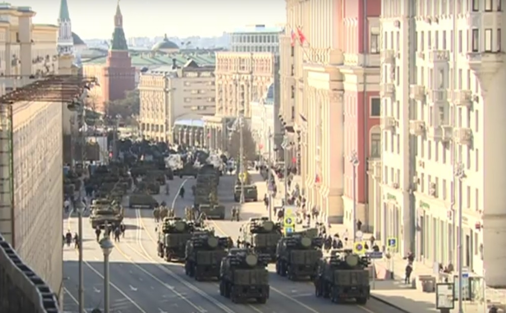 Tenkovi izašli na ulice Moskve (VIDEO)