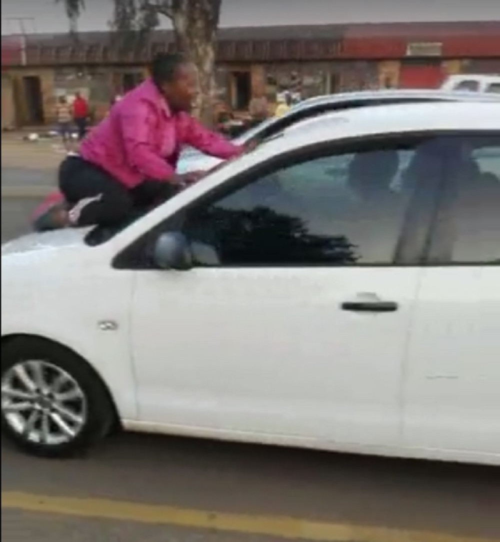 Videla muža s drugim, pa skočila na šoferku! (VIDEO)