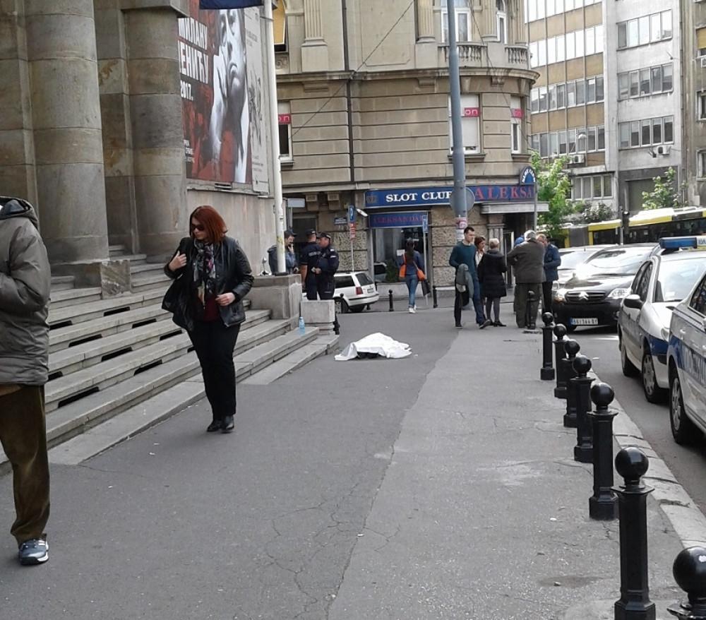 Žena preminula ispred Doma vojske u Beogradu (FOTO)