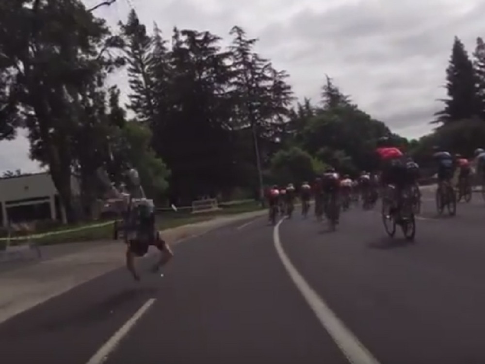 Dron povredio biciklistu usred trke?! (VIDEO)