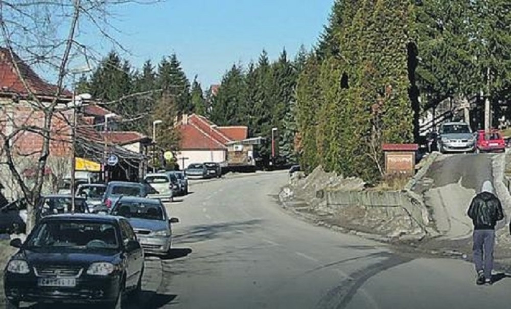 Zaklao druga nasred ulice!