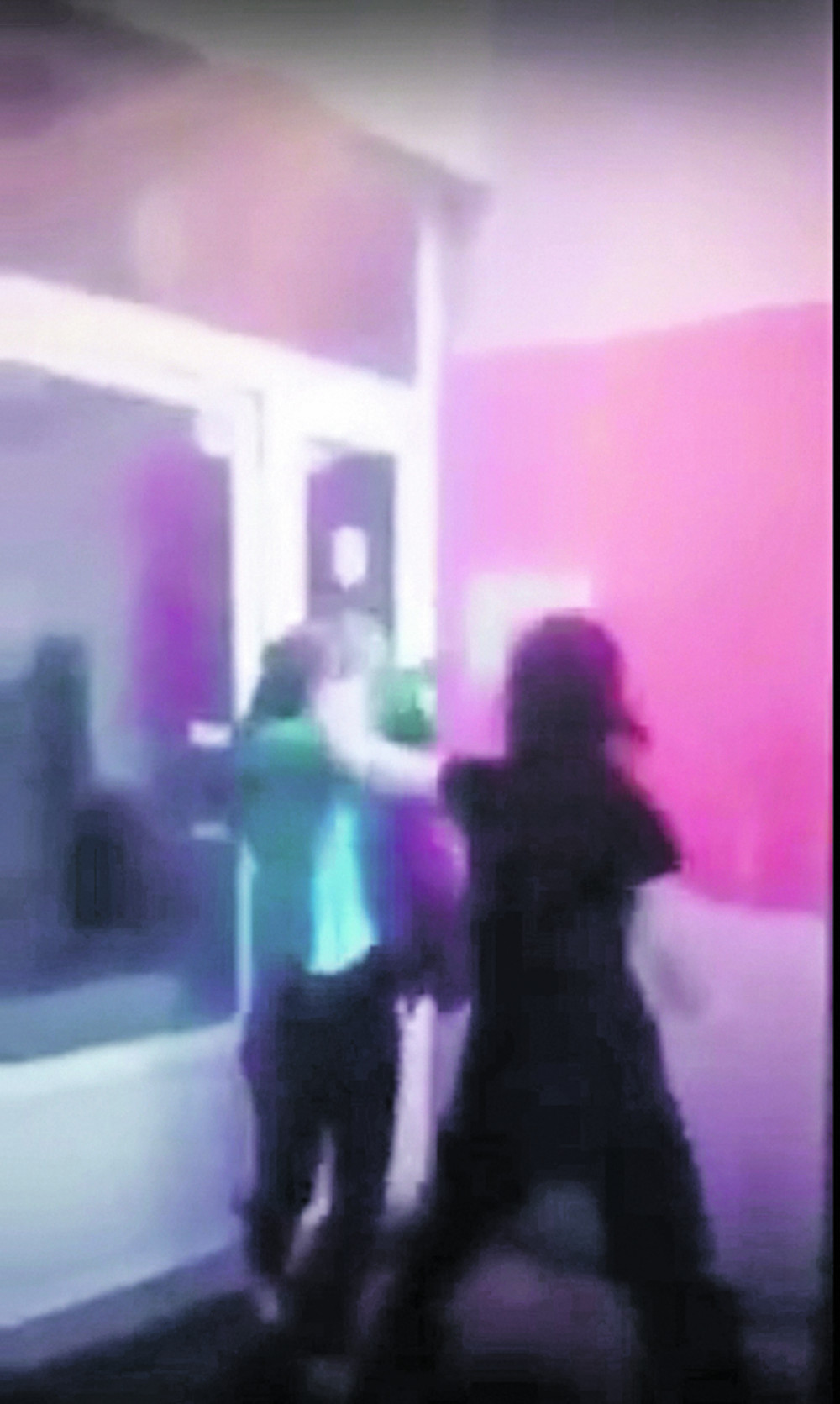 Žestoka tuča devojčica zbog momka!