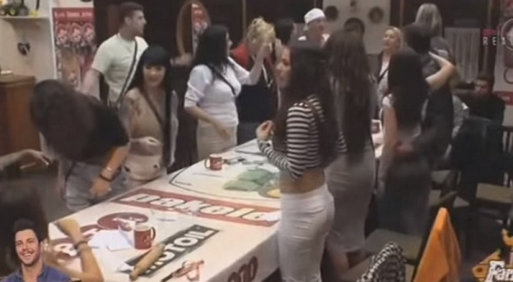 Bivša farmerka uhvaćena u krevetu sa devojkom!