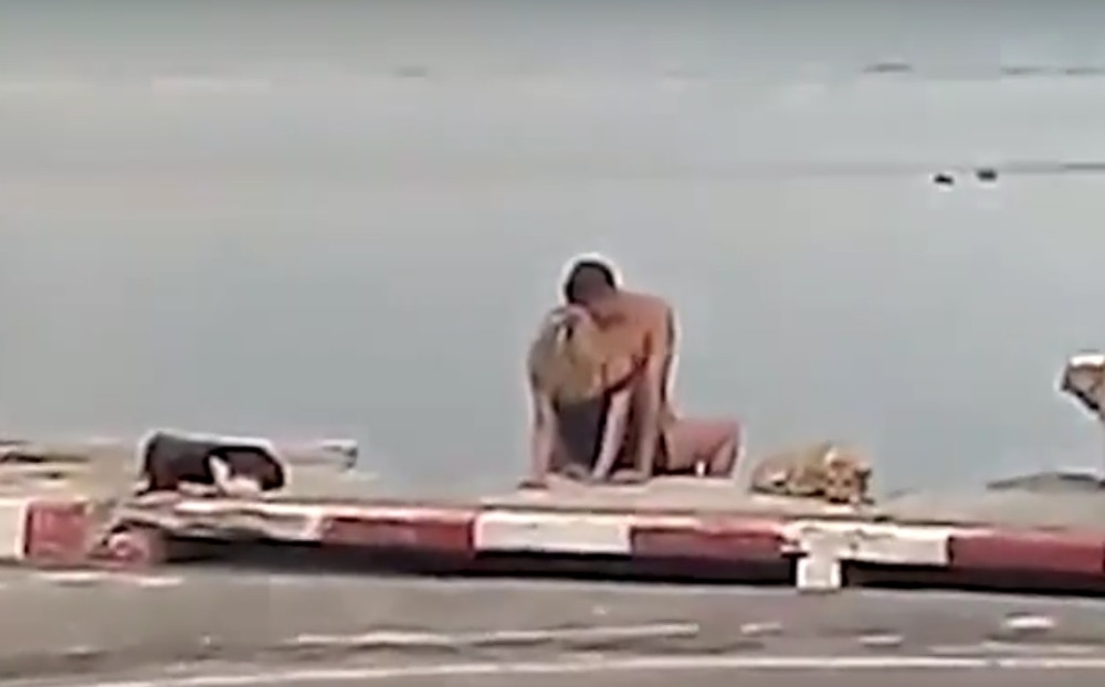 Seksali se na ulici i napravili haos (VIDEO)