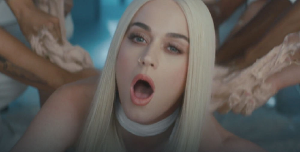 Pevačicin spot gori od pornografije! (VIDEO)