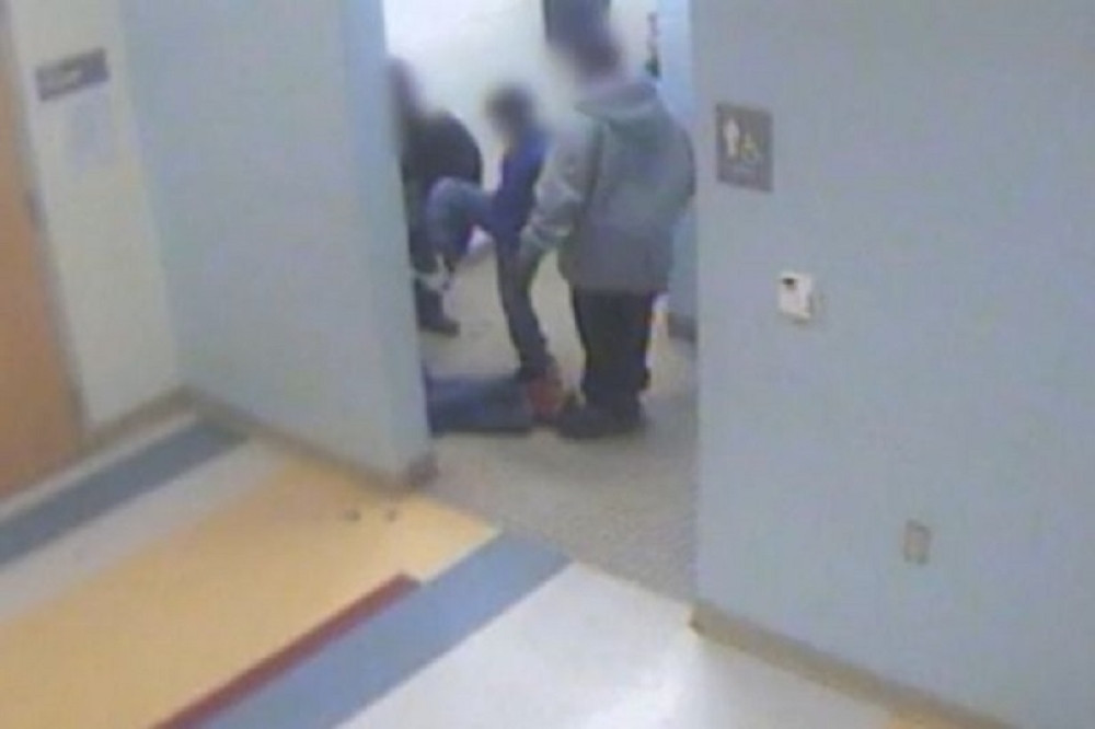 Dečak (8) se ubio, nakon što su ga vršnjaci pretukli! (VIDEO)