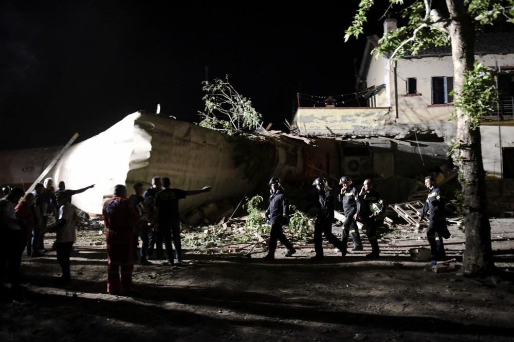 Voz izleteo iz šina i udario u zgradu, ima mrtvih!