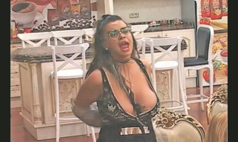 KRENULA DA NAMEŠTA KREVET, A ONDA JOJ SE PODIGLA SUKNJA! Zadrugarki sevnula gola zadnjica! (FOTO 18+)