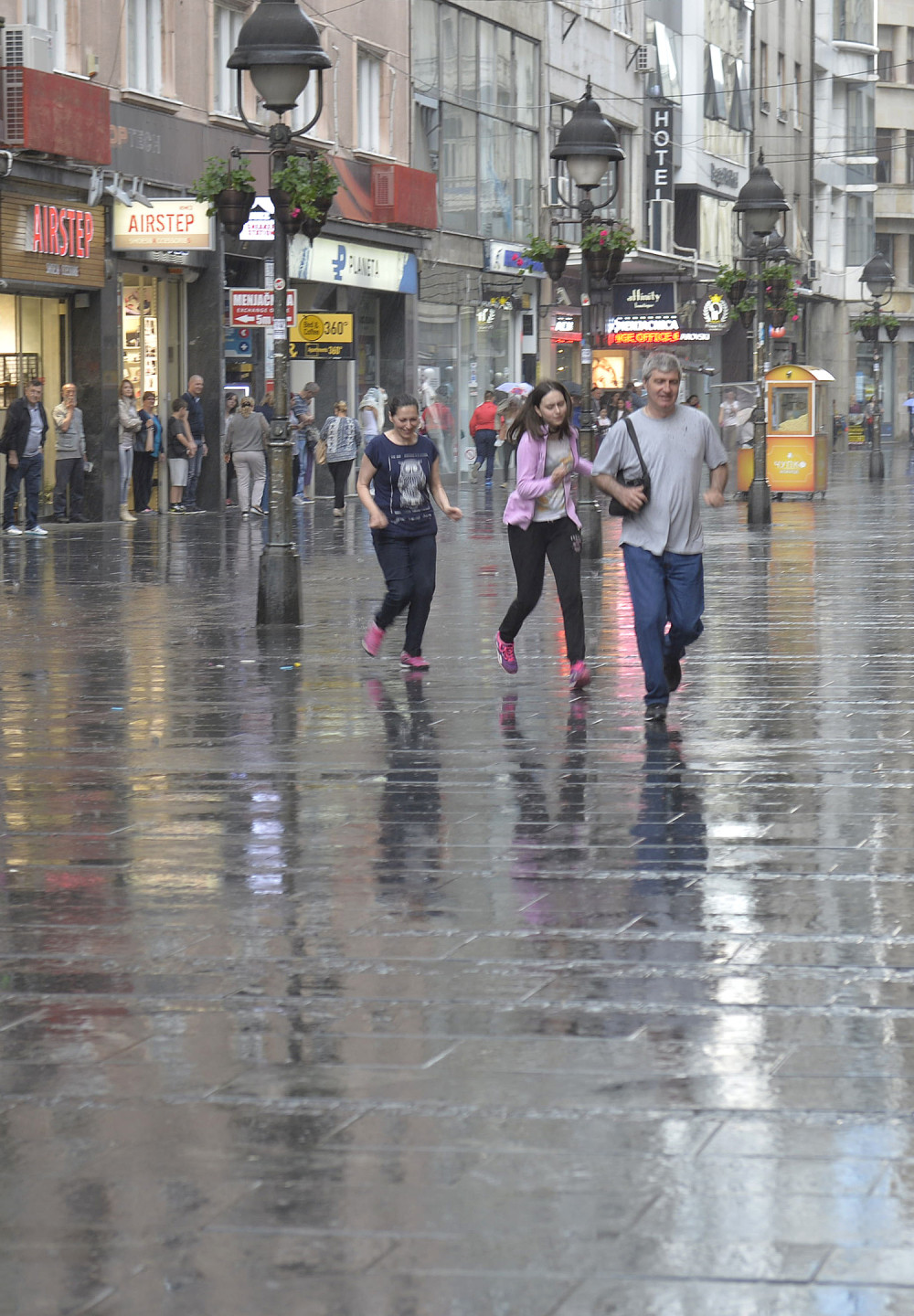 Nebojšu spasile papuče, Milenko imao susret sa onim svetom u dnevnoj sobi, jedva izvukao živu glavu!
