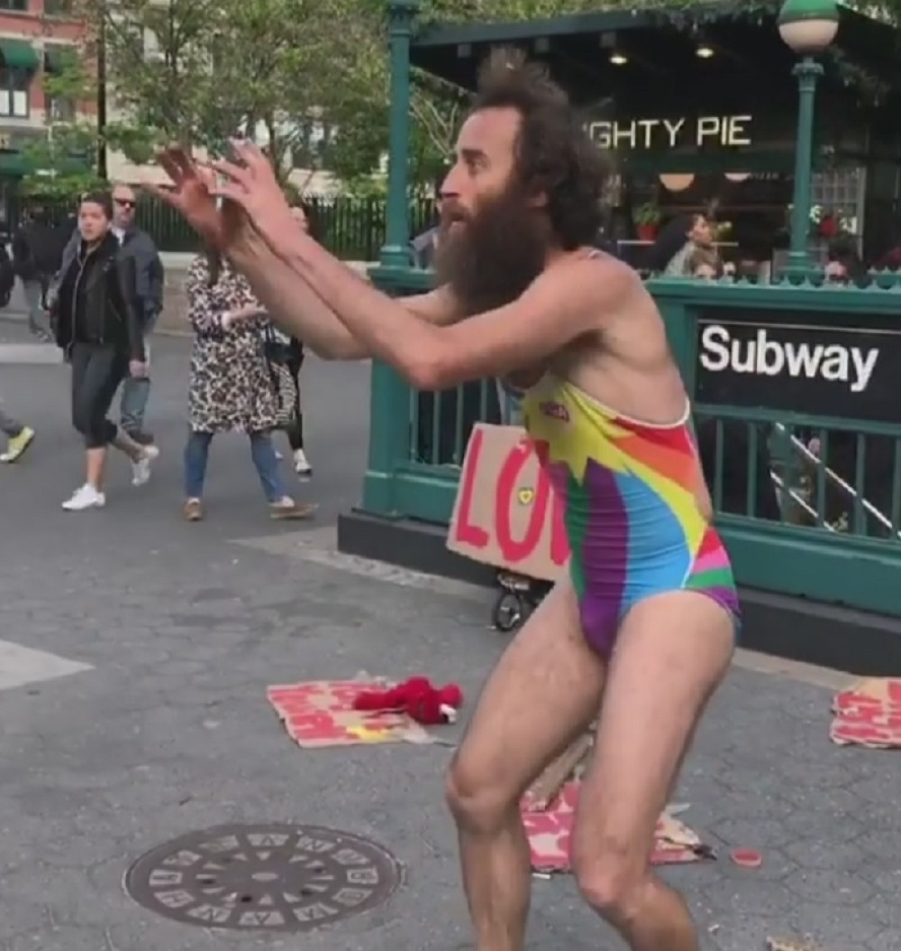 Čudak nasred ulice pretvorio momka u kokošku (VIDEO)