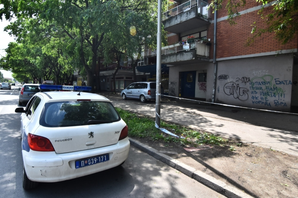 Starica se bacila sa balkona, muž za njom