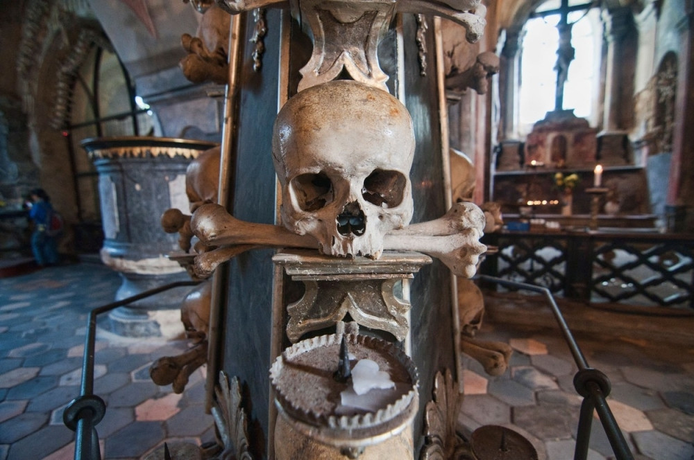 Napravili crkvu od 40.000 ljudskih skeleta (VIDEO)!