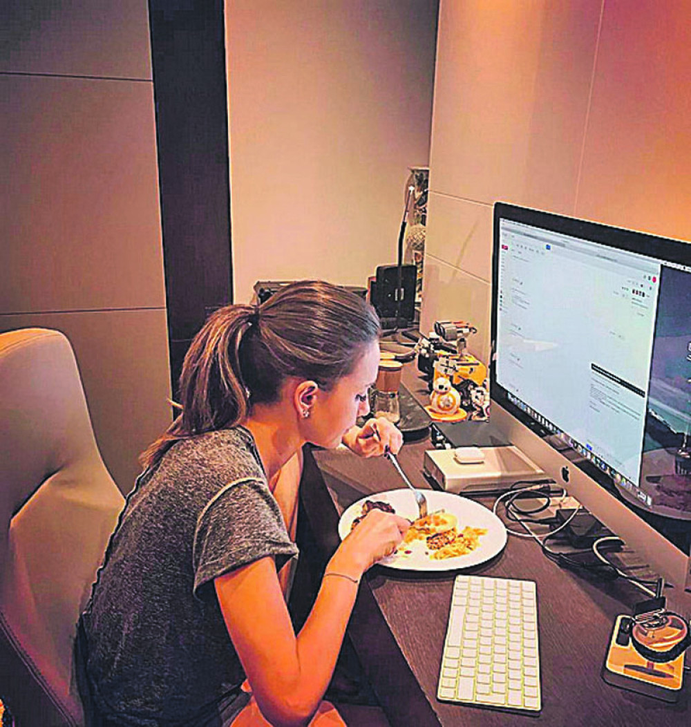 Emina jede gde stigne!