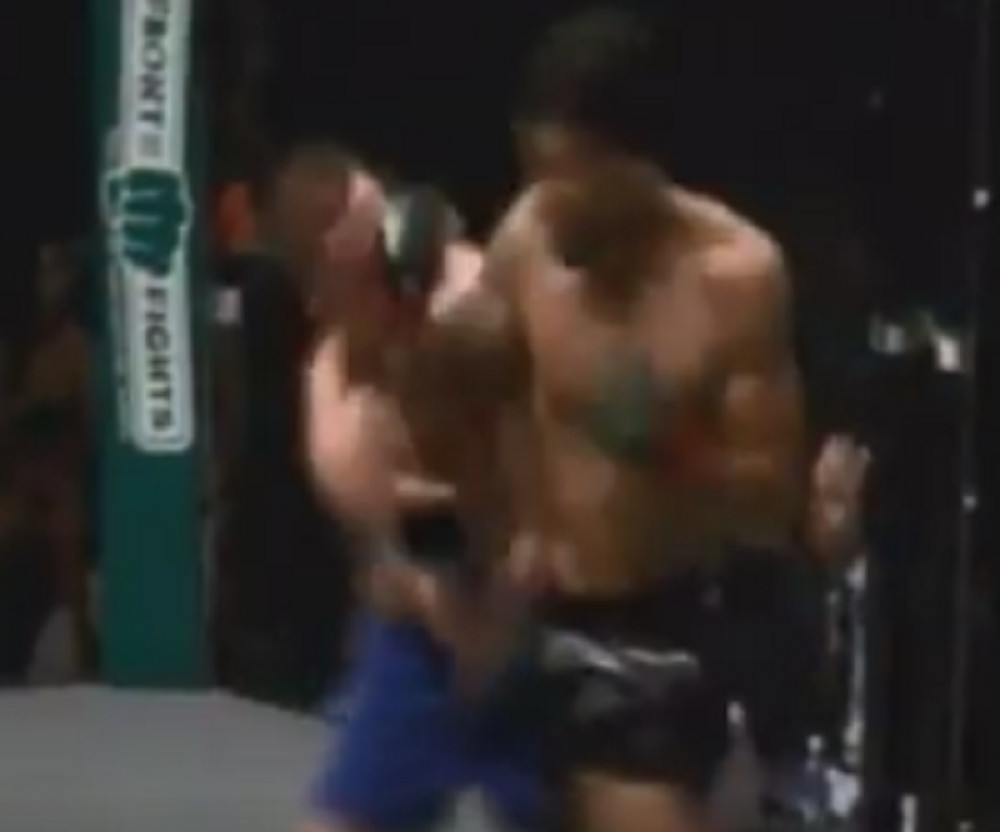 Brutalno ga nokautirao i još ga overio! (VIDEO)