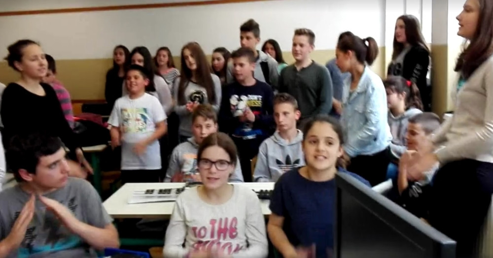 Đaci na času muzičkog pevaju kao anđeli (VIDEO)