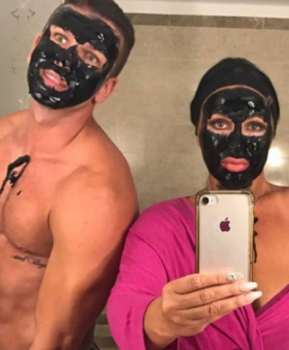 Folk pevačica uhvaćena sa golim muškarcem! (FOTO)